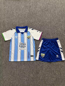 Conjunto Niño Málaga CF 1ª Equipación 2026/27 – Camiseta y Pantalón Blanca Azul