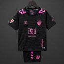 Conjunto Niño Málaga CF 3ª Equipación 2026/27 – Camiseta y Pantalón Negra Rosa | Málaga es Provincia