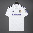 Camiseta Real Madrid Edición Especial – Blanca con Cuello Polo Morado