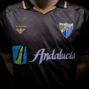 Camiseta Málaga CF x IlloJuan - Edición Limitada  (Negra)